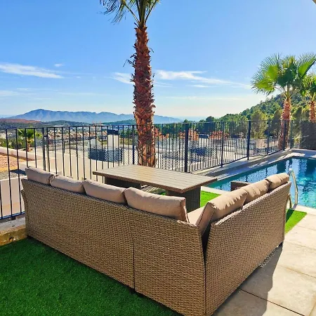Villa Hills - With 180 View Pool *
